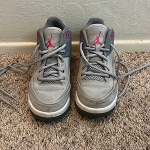 Used grey and pink Jordan’s size 4